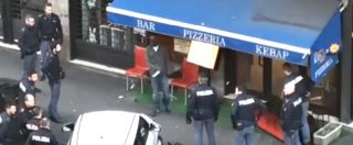 Copertina di Milano, minaccia i passanti in viale Monza con due coltelli. La polizia spara