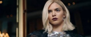 Copertina di Pepsi, polemica negli Usa per lo spot con Kendall Jenner nei panni di un’attivista