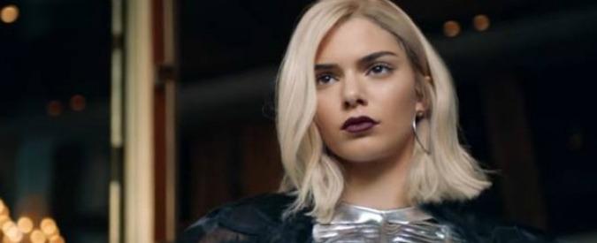 Pepsi, polemica negli Usa per lo spot con Kendall Jenner nei panni di un’attivista