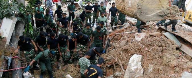 Copertina di Sri Lanka, montagna di spazzatura frana su baraccopoli: sedici morti tra cui quattro bambini