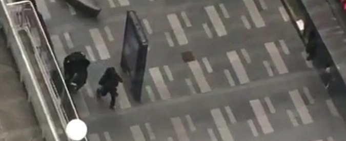 Copertina di Attentato Stoccolma, agenti delle forze speciali in azione nella zona pedonale del centro