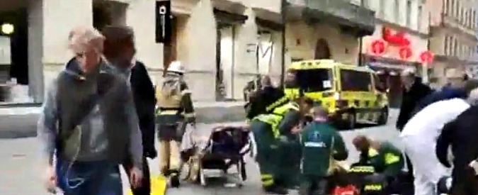 Copertina di Attentato Stoccolma, le immagini dei soccorsi alle vittime rimaste a terra