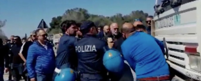 Copertina di Tap, riprendono i lavori manifestanti bloccano camion. Interviene la polizia