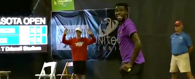 Copertina di Amanti troppo rumorosi interrompono il match di tennis. Imbarazzo e risate sul campo