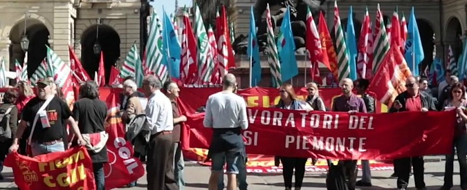 Copertina di Torino, sindacati in piazza contro il bilancio: “Tagli a cultura, turismo e welfare, Appendino non mantiene le promesse”