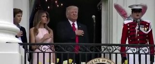 Copertina di Donald Trump, presidente “distratto”: Melania lo richiama durante l’inno. E lo salva dalla gaffe