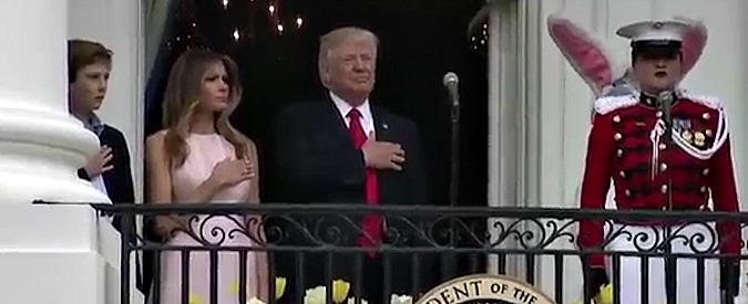 Copertina di Donald Trump, presidente “distratto”: Melania lo richiama durante l’inno. E lo salva dalla gaffe