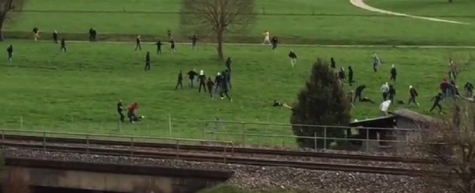 Copertina di Svizzera, fermano il treno in aperta campagna per darsele di santa ragione