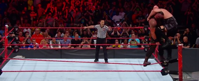 Copertina di Wrestling, due colossi si lanciano dalla terza corda. L’esito del volo manda la folla in visibilio