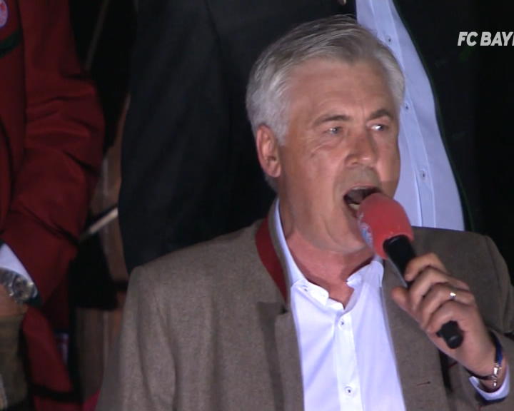Copertina di Germania, il Bayern vince lo scudetto e Ancelotti si improvvisa cantante. Ecco la performance del tecnico italiano