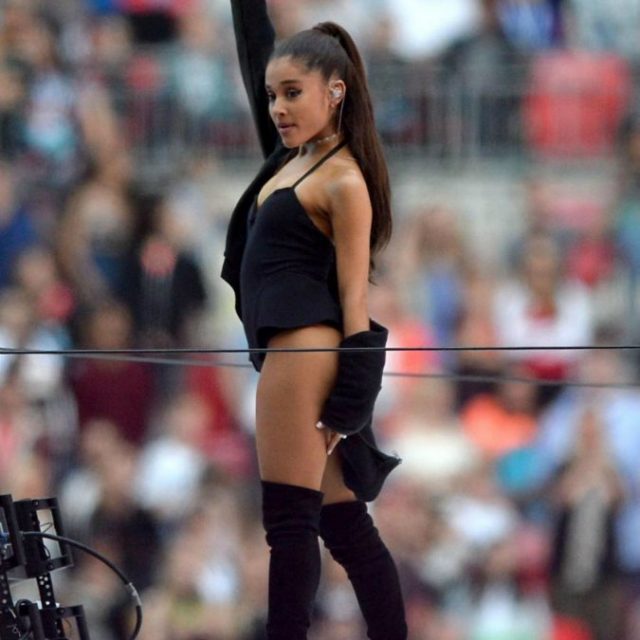 Manchester, Ariana Grande torna con un concerto di beneficenza. Sul palco da Miley Cyrus ai Coldplay