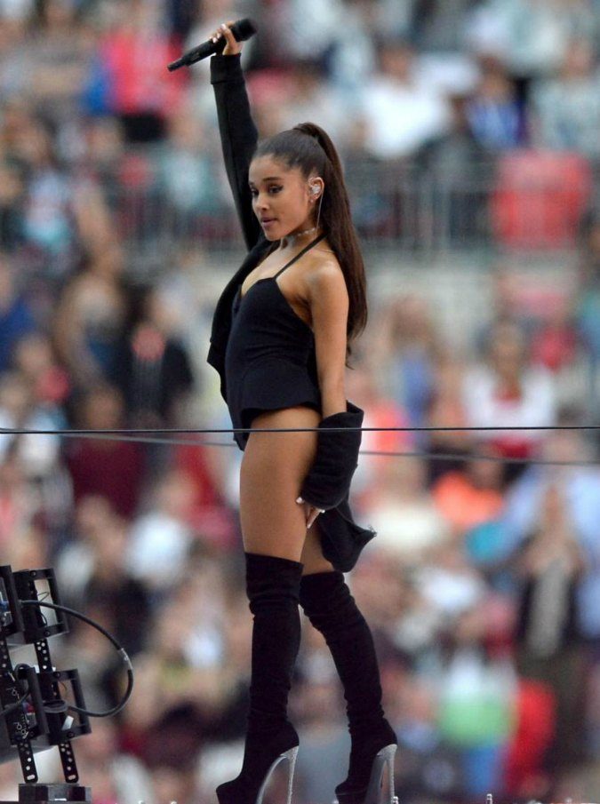 Manchester, Ariana Grande torna con un concerto di beneficenza. Sul palco da Miley Cyrus ai Coldplay