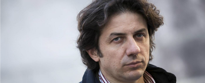 Dj Fabo, striscione contro Cappato davanti al Tribunale di Milano: “Suicidio assistito=omicidio”
