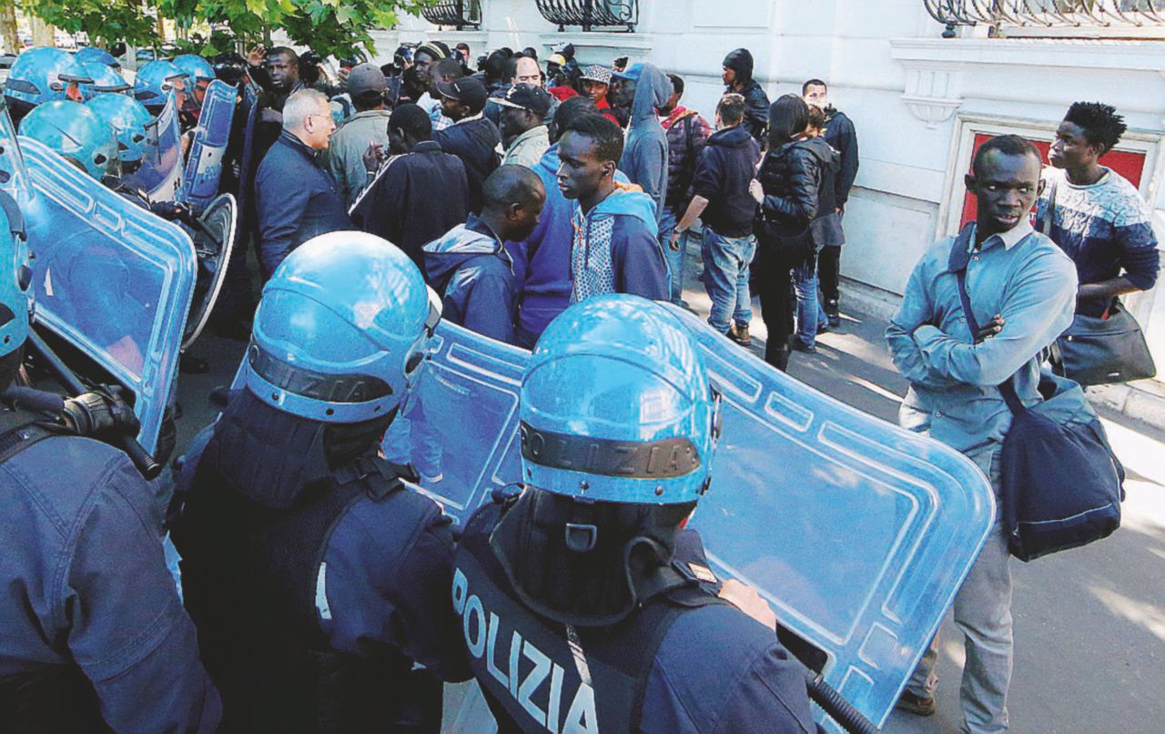 Senegalese muore dopo blitz dei vigili. “È stato investito”