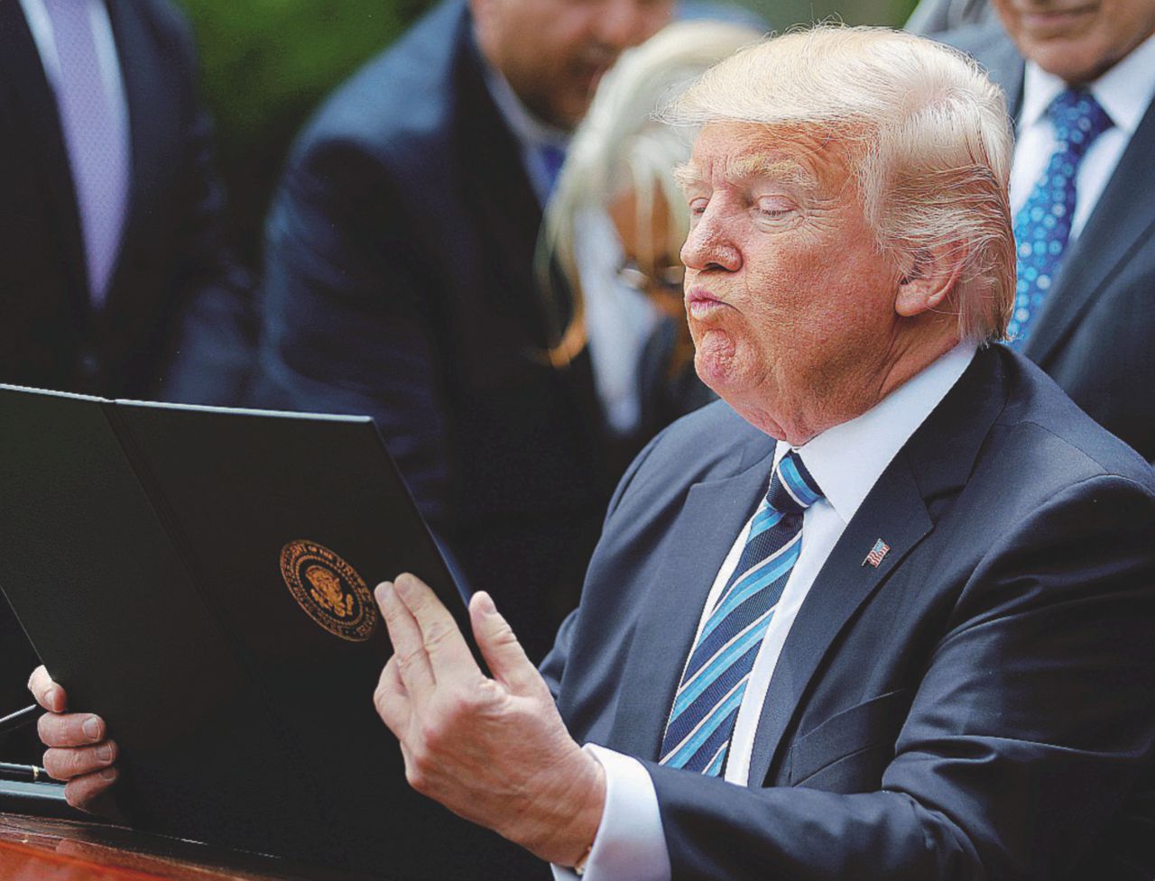 Trump festeggia la “morte” dell’Obamacare