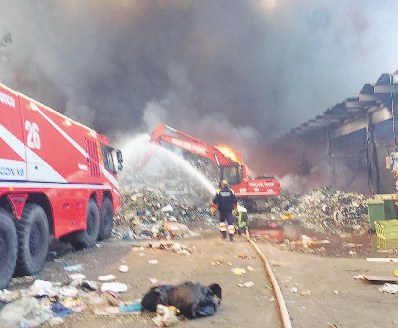 Copertina di Mega incendio: paura per amianto e diossina