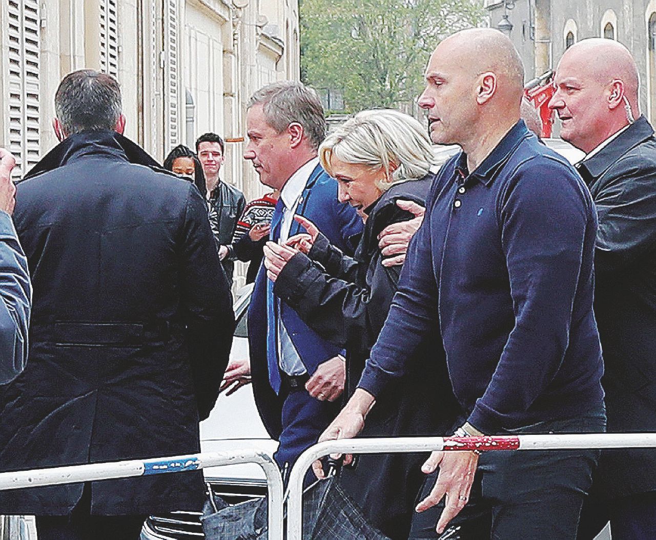 Le Pen fischiata nella chiesa dei Re: “Potrei perdere”