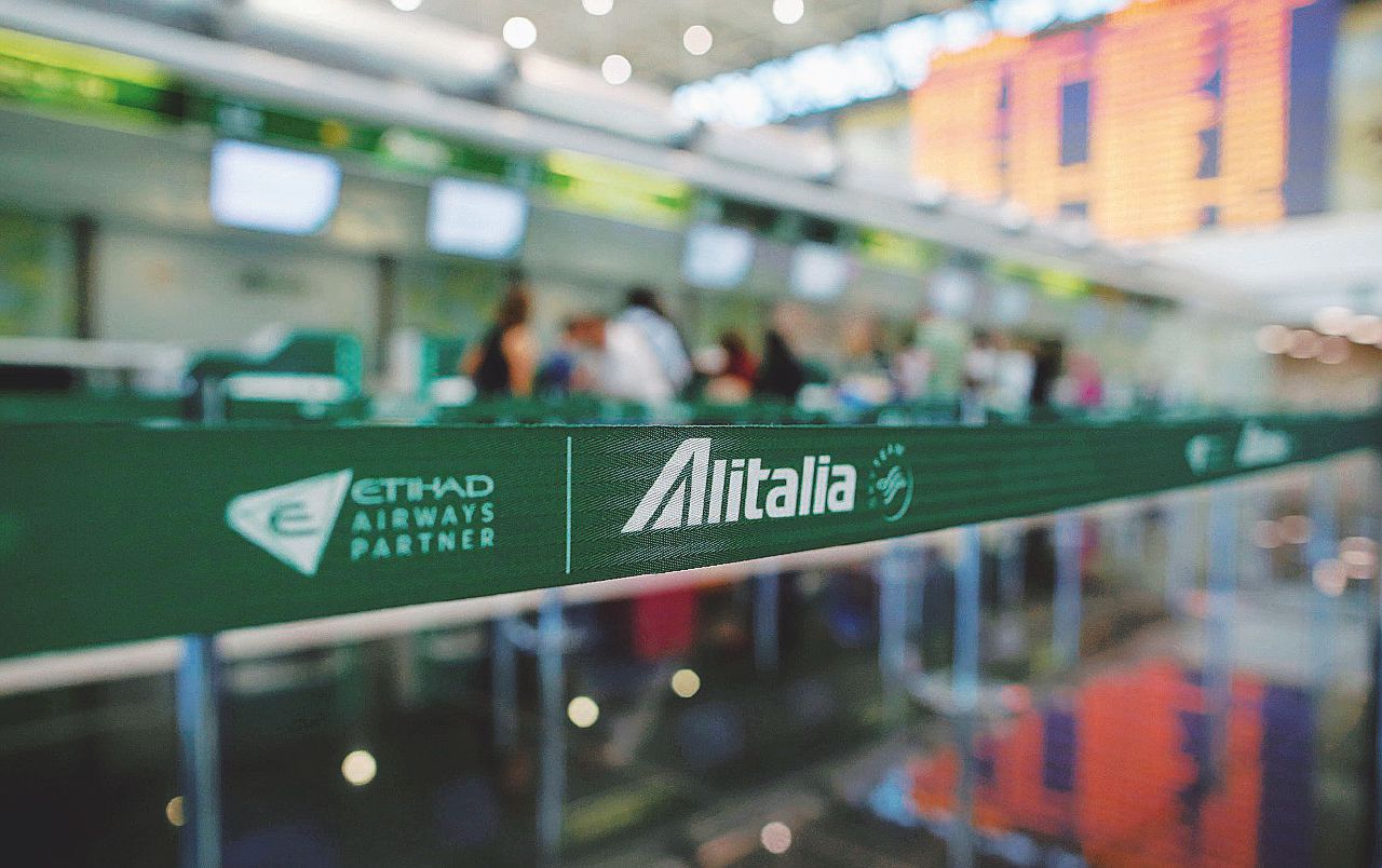 Copertina di Alitalia, gli strani appalti della compagnia di bandiera: lavori alla srl “fantasma”