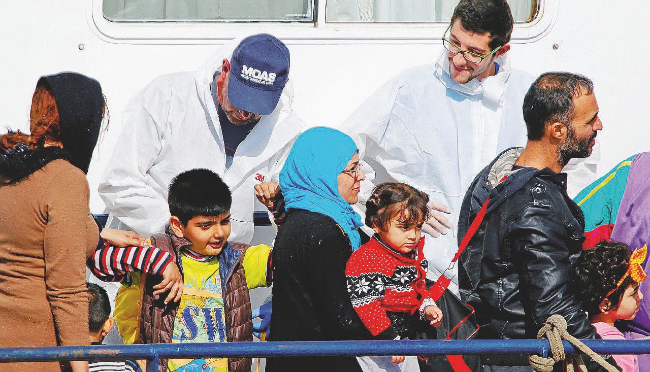 Copertina di Le Ong al contrattacco: “Ecco i morti e i bambini”