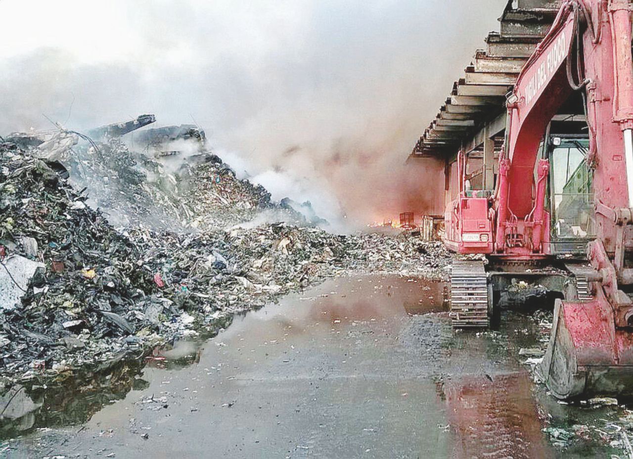Copertina di Dietro il rogo e la nube nera garanzie ‘made in Romania’