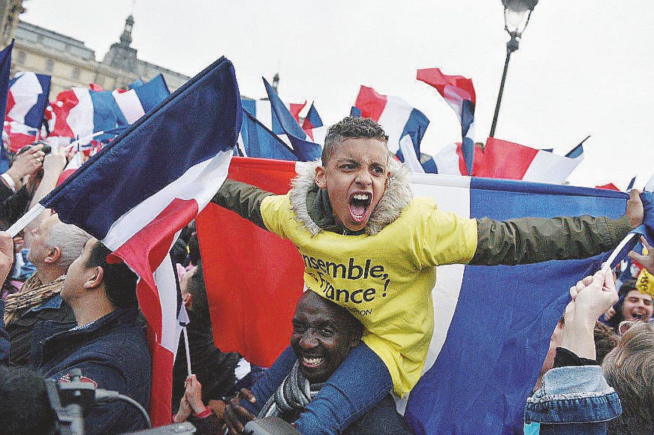 Copertina di L’enfant prodige dell’élite salva l’Eliseo dai “barbari”