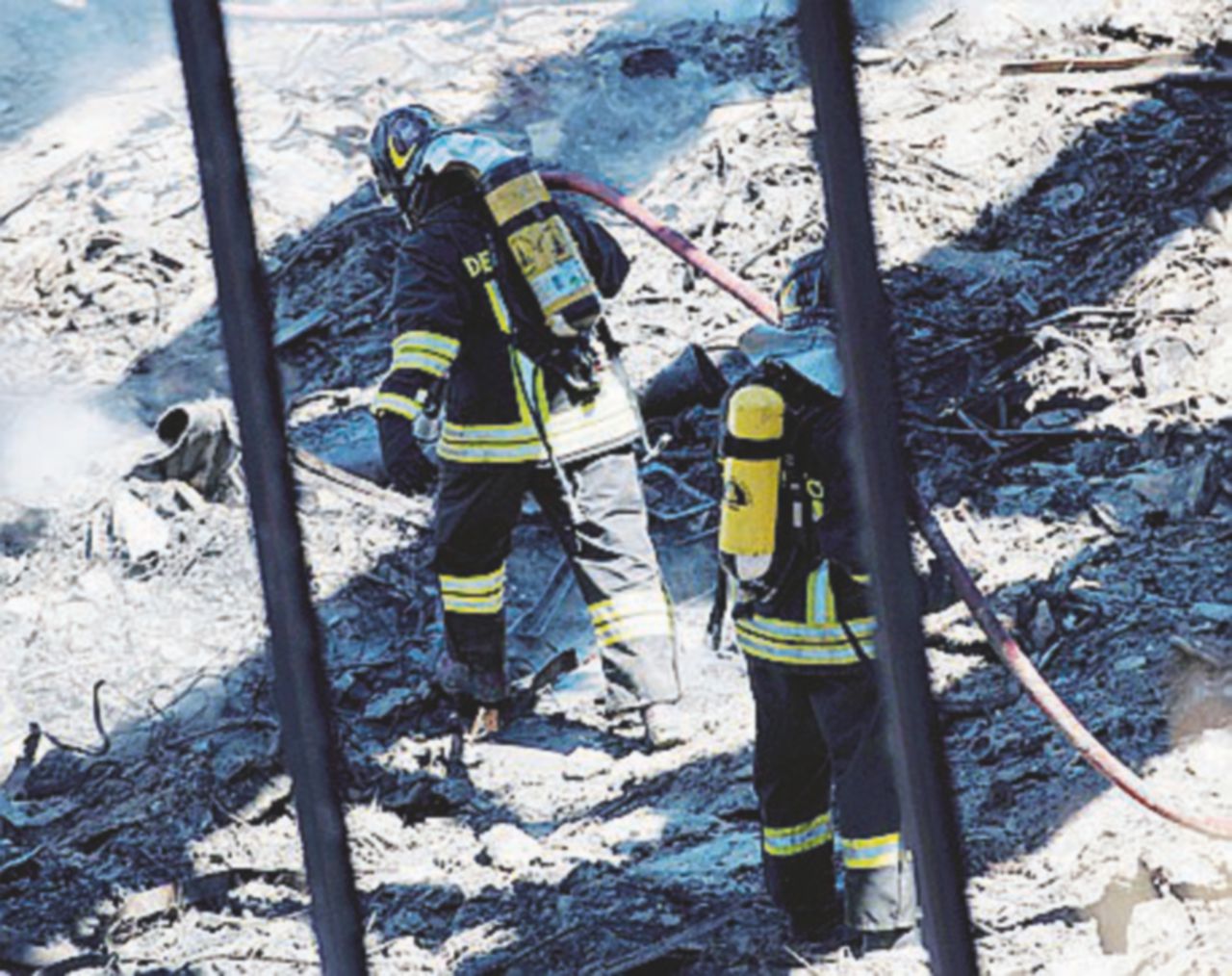 Copertina di Spente le fiamme: scuole chiuse e divieto di raccogliere ortaggi. Attesi i dati sull’amianto nell’aria