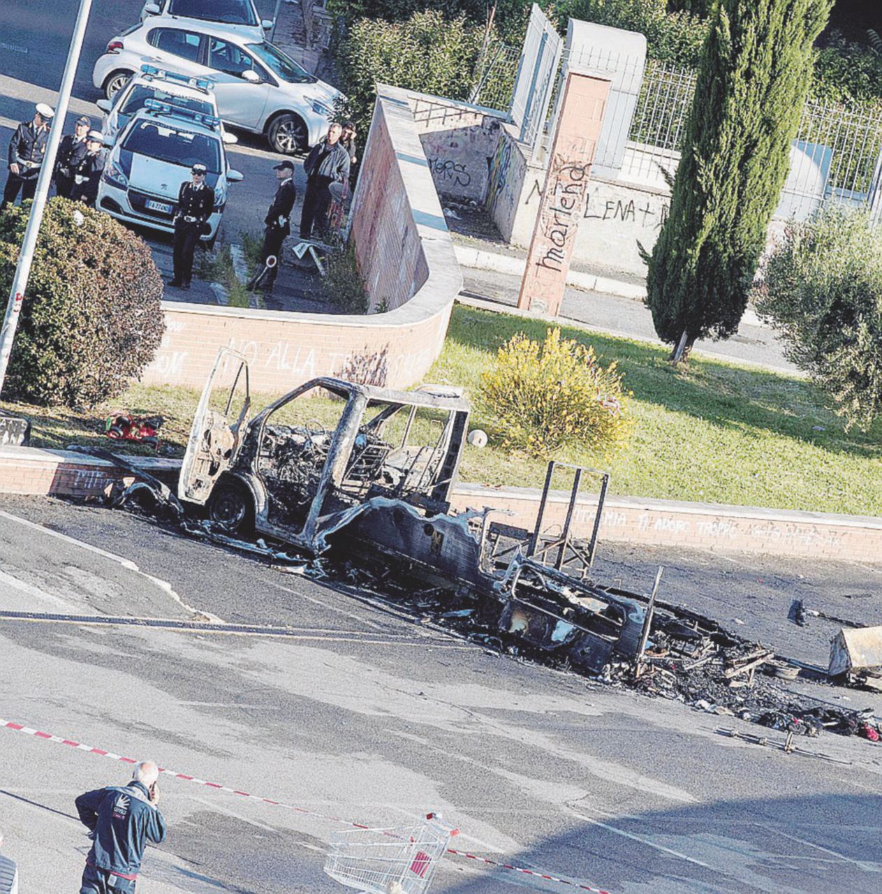 Copertina di Bruciano il camper, morte 3 sorelle rom. La pista della “faida”