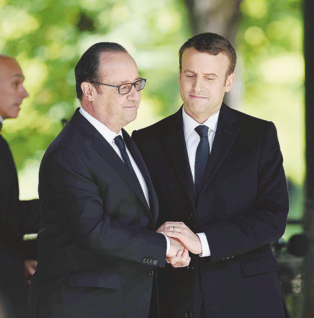 Sempre insieme - Hollande e Macron ieri - LaPresse Voltagabbana? Non merci: Macron lascia fuori Valls