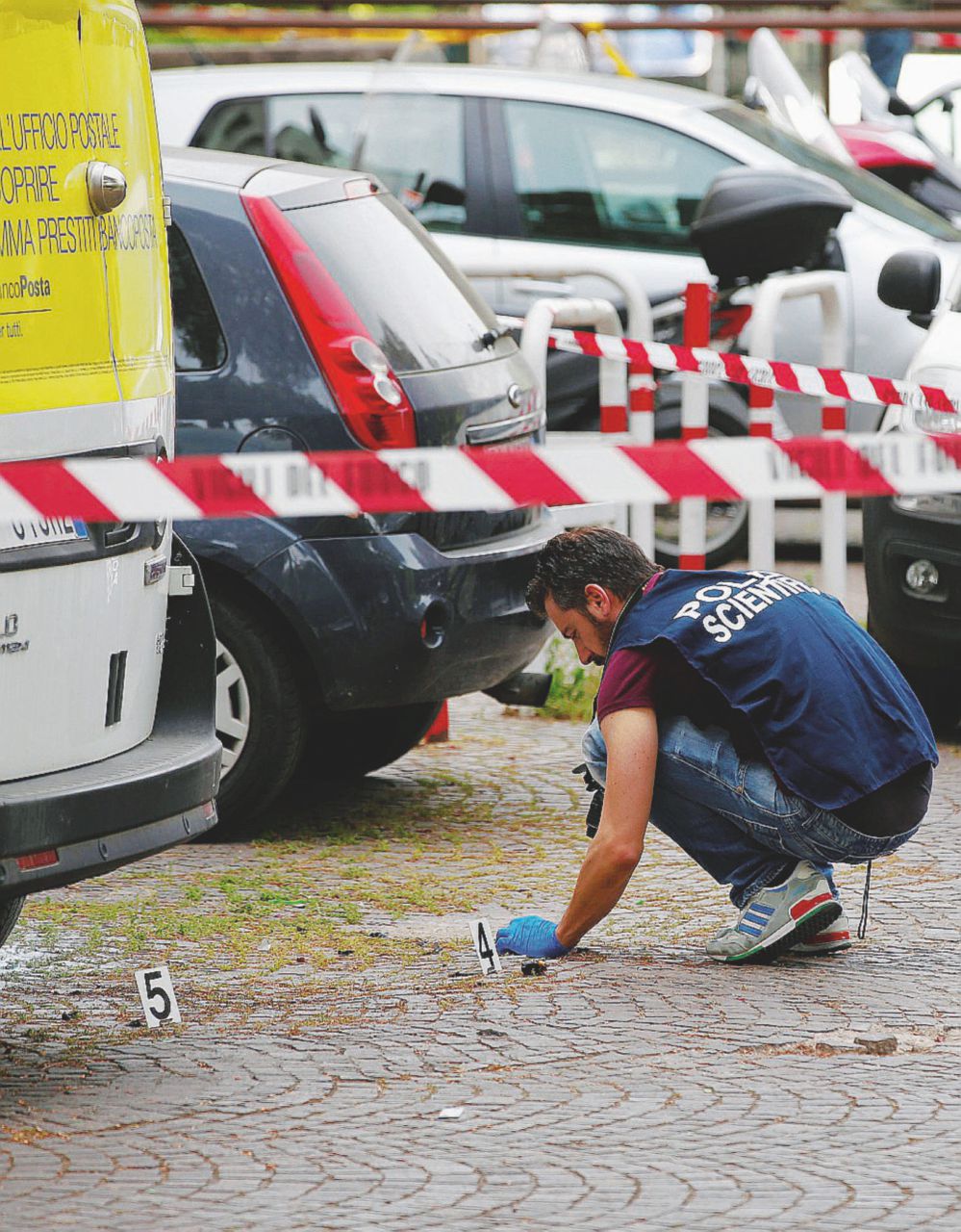 La bomba di Roma - Rilievi della scientifica dopo l’esplosione al Testaccio - LaPresse Gli anarchici: “Colpire chi guadagna con i rimpatri”