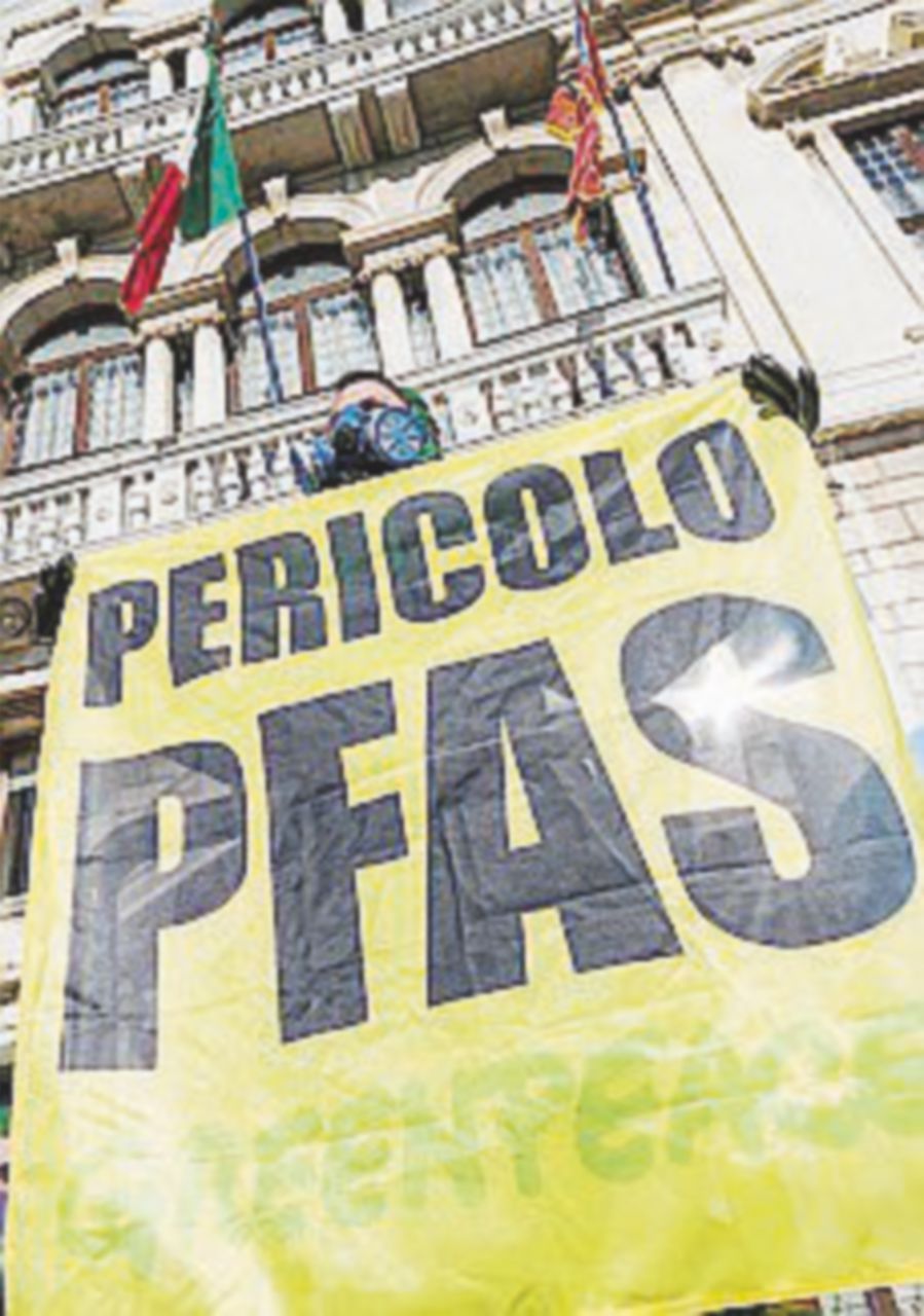 Copertina di Lo studio Greenpeace: “Acque contaminate anche nelle scuole”