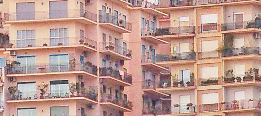 Cemento - I palazzi sulla collina di Posillipo (Na) - Ansa In Senato arriva il salva-abusivi