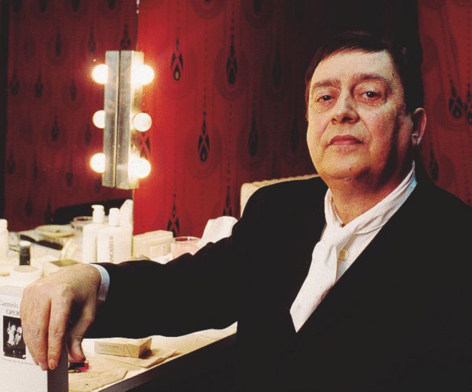 Capostipite autori-attori - Il Maestro già negli anni Ottanta radunava le folle con versi e prose: come la sua “Lectura Dantis”, vero happening - LaPresse C’era una volta il poeta sfigato che si dannava
