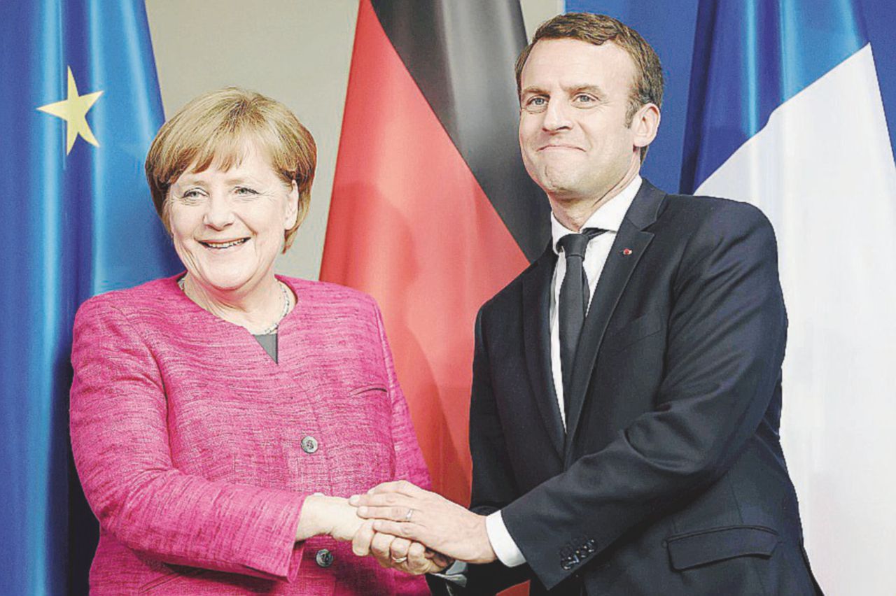 “I trattati si possono cambiare” - La Merkel riceve Macron e apre a modifiche del rigore Ue; Strategia Macron, il premier è Républicain