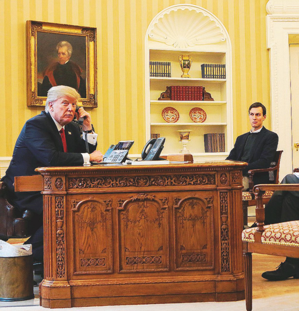 In sintonia - Donald Trump con il genero Jared Kushner - LaPresse Ryad, arriva Babbo Trump. Nel sacco porta tante armi