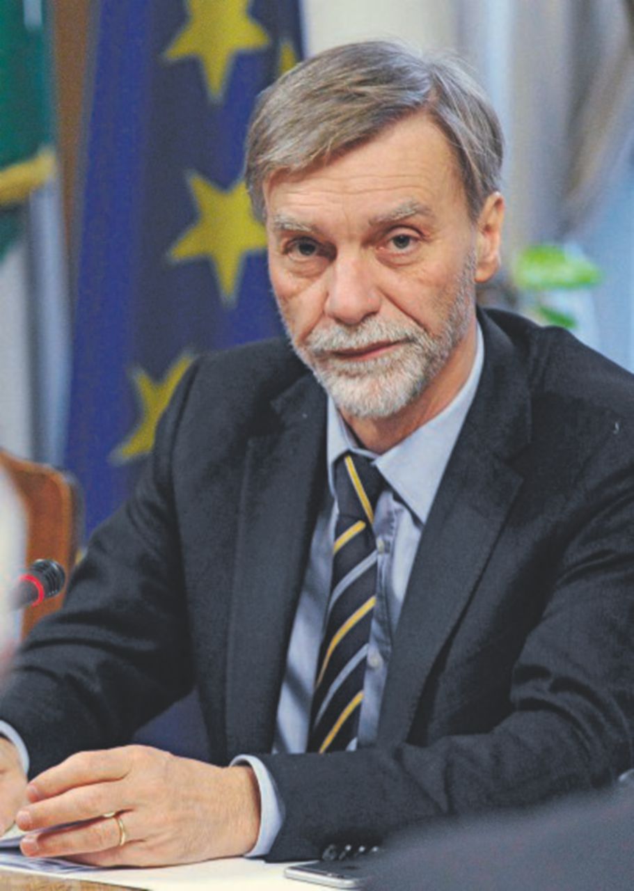 Copertina di E Delrio la caccia: “Chiedi scusa e lascia”