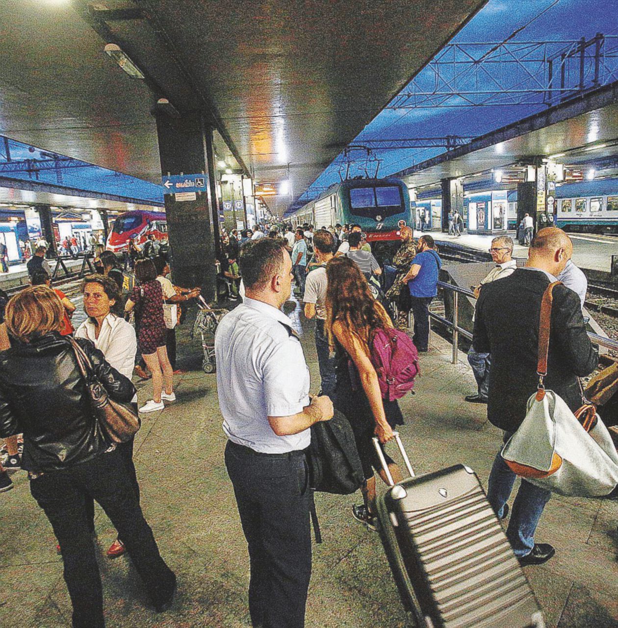 Increduli - Passeggeri con valigie e ormai poca pazienza ieri sera alla stazione Termini di Roma - Ansa Treni paralizzati, il guasto a Termini blocca l’Italia