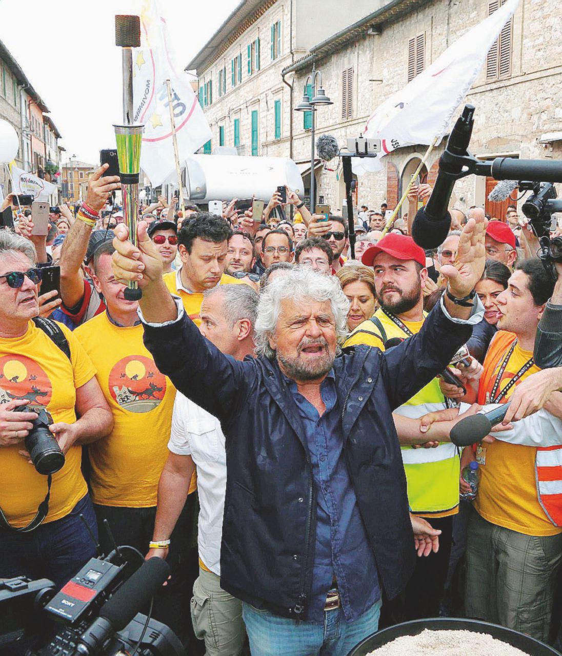 Copertina di Il M5s fa pace con l’euro e rilancia il reddito minimo