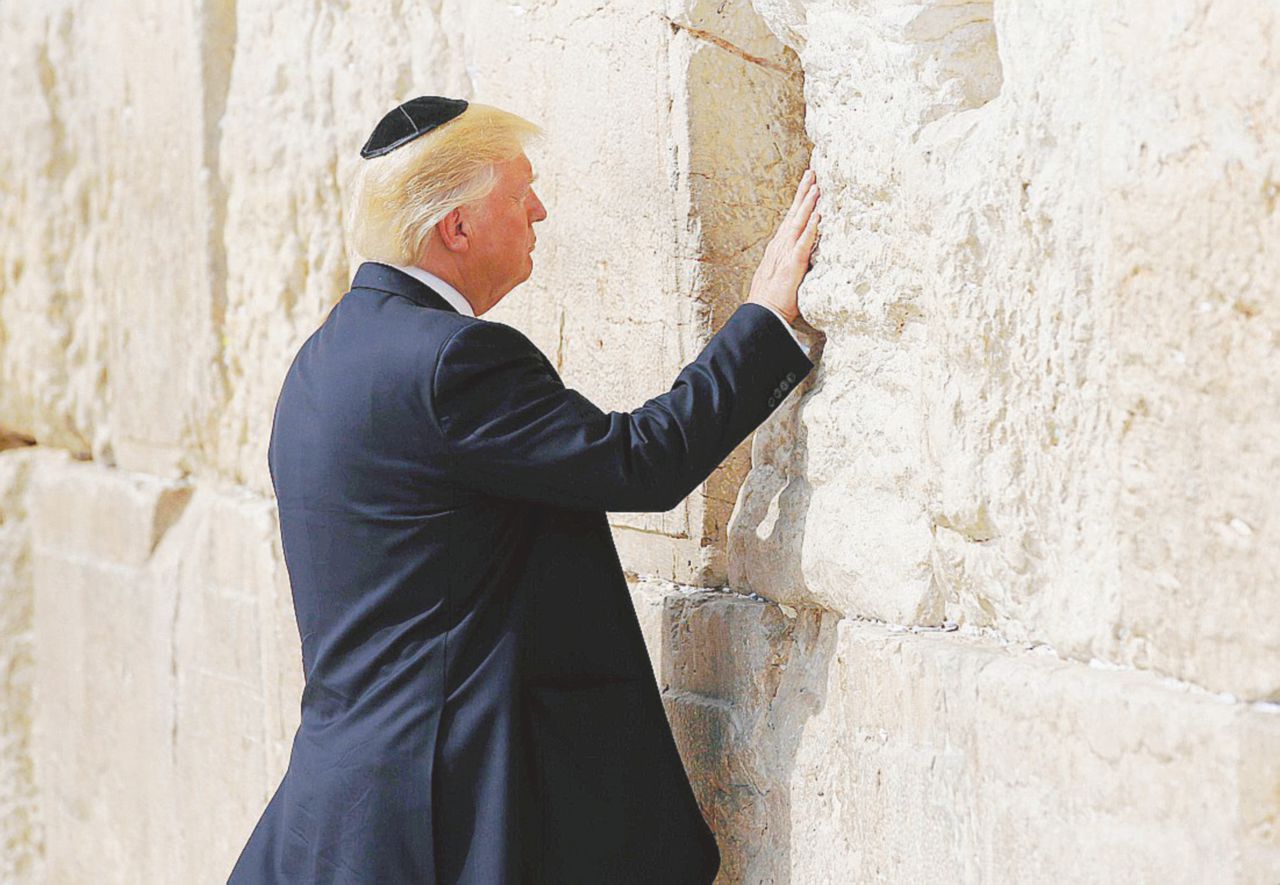 Copertina di Trump oltre il Muro fa piangere i palestinesi