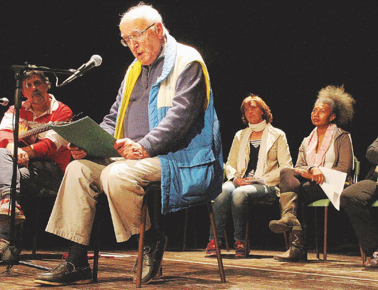 Copertina di Ventotto persone in cerca di sé sul palco a raccontare la vita