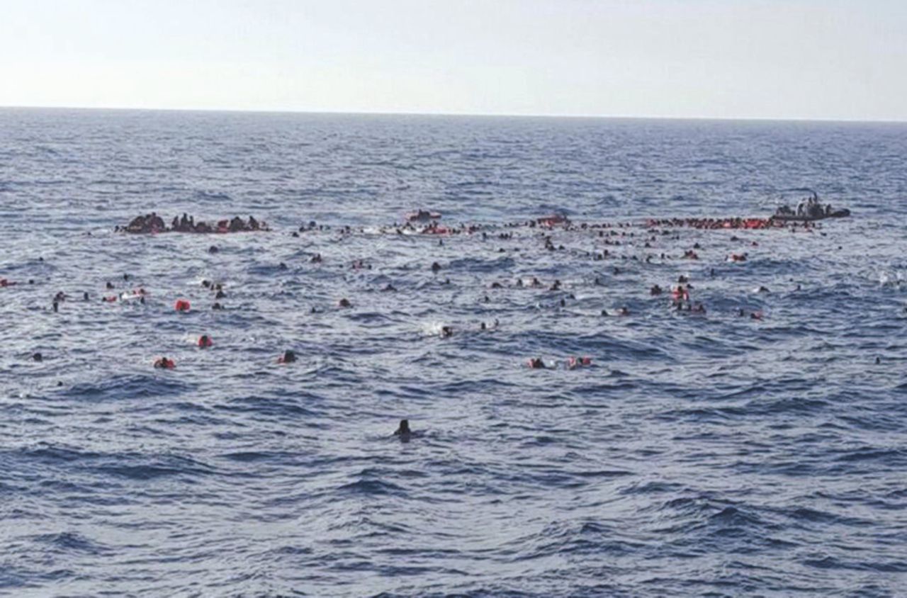 Copertina di “Così affogano i bambini”: la foto dell’ong Moas