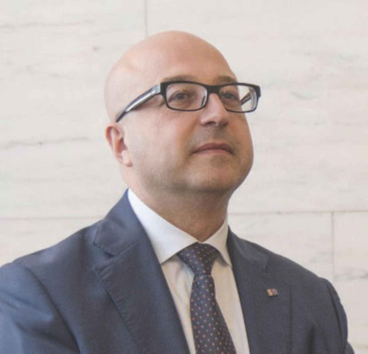 Copertina di “È un mio collaboratore”, sottosegretario indagato per aver imbucato l’ex cognato