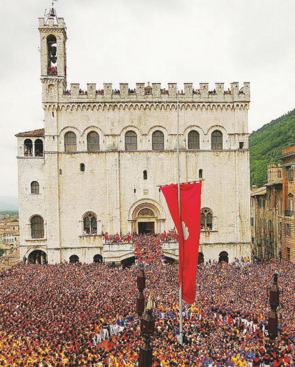 Copertina di I Ceri, le tavole, i palazzi patrizi: il sogno di Gubbio (nonostante Trenitalia)