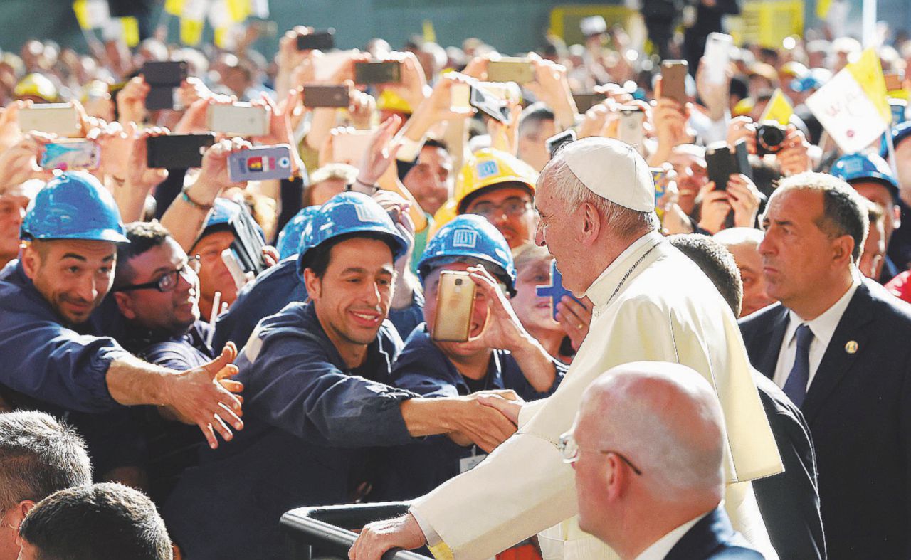 Copertina di Il Papa predica la Carta: “Solo il lavoro dà dignità”