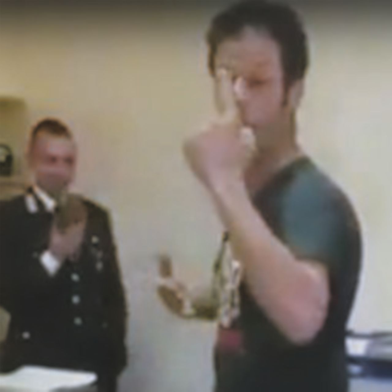 Copertina di In Rete un video dei carabinieri che deridono un ubriaco