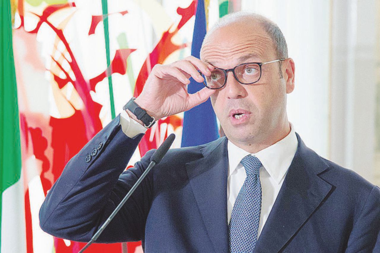 Copertina di La solitudine dei numeri piccoli: Alfano e i suoi molti ministri a rischio scomparsa