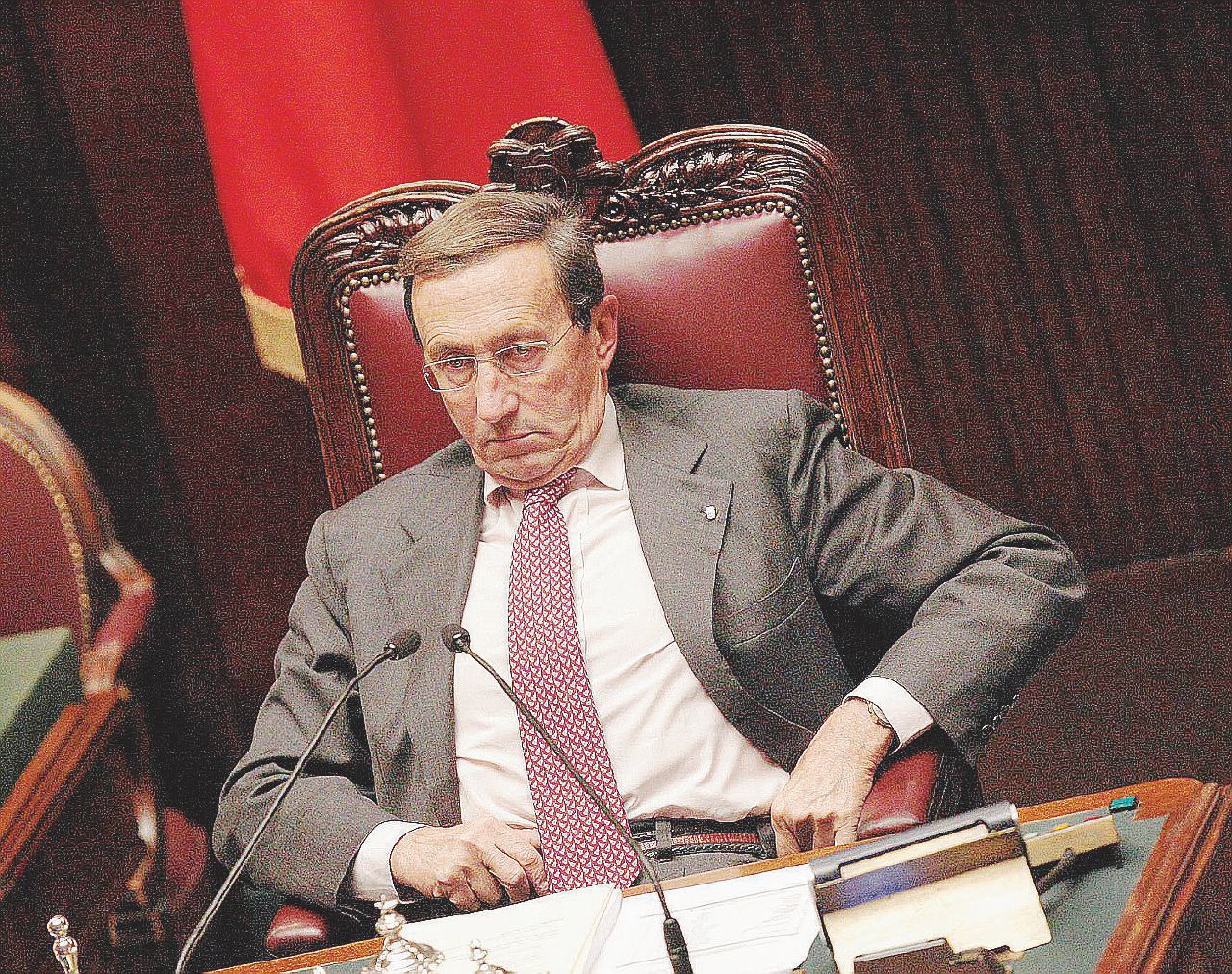 Copertina di Nessuna uscita, solo entrate: ma come vive il signor Fini?