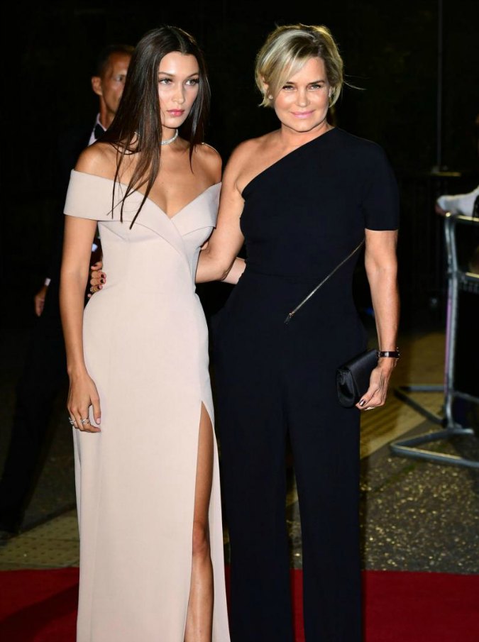 Copertina di Gigi e Bella Hadid: chi è la (bellissima) mamma delle modelle più famose al mondo – FOTO