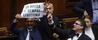 Copertina di Legittima difesa, ok della Camera: licenza di sparare di notte. Ecco cosa prevede la legge. Show di Salvini (“espulso”)