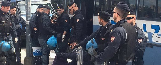 Copertina di Milano, maxi-blitz alla stazione Centrale: polizia a cavallo, blindati ed elicotteri. Salvini tra selfie e slogan anti-immigrati