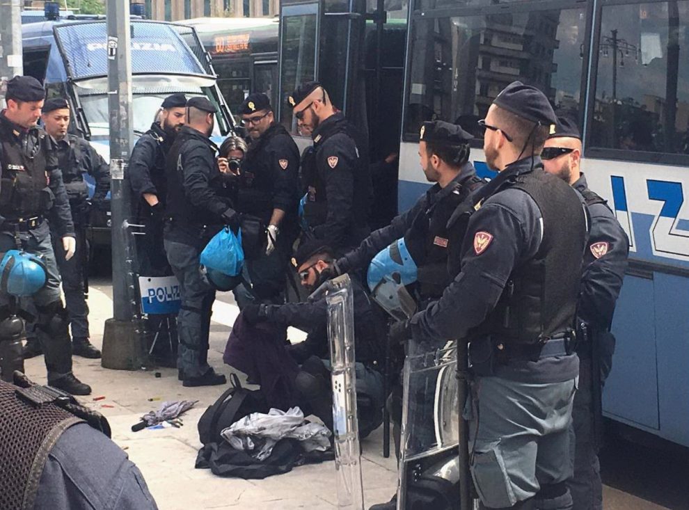 Milano, maxi blitz alla stazione centrale: polizia a cavallo ... Polizia immigrazione